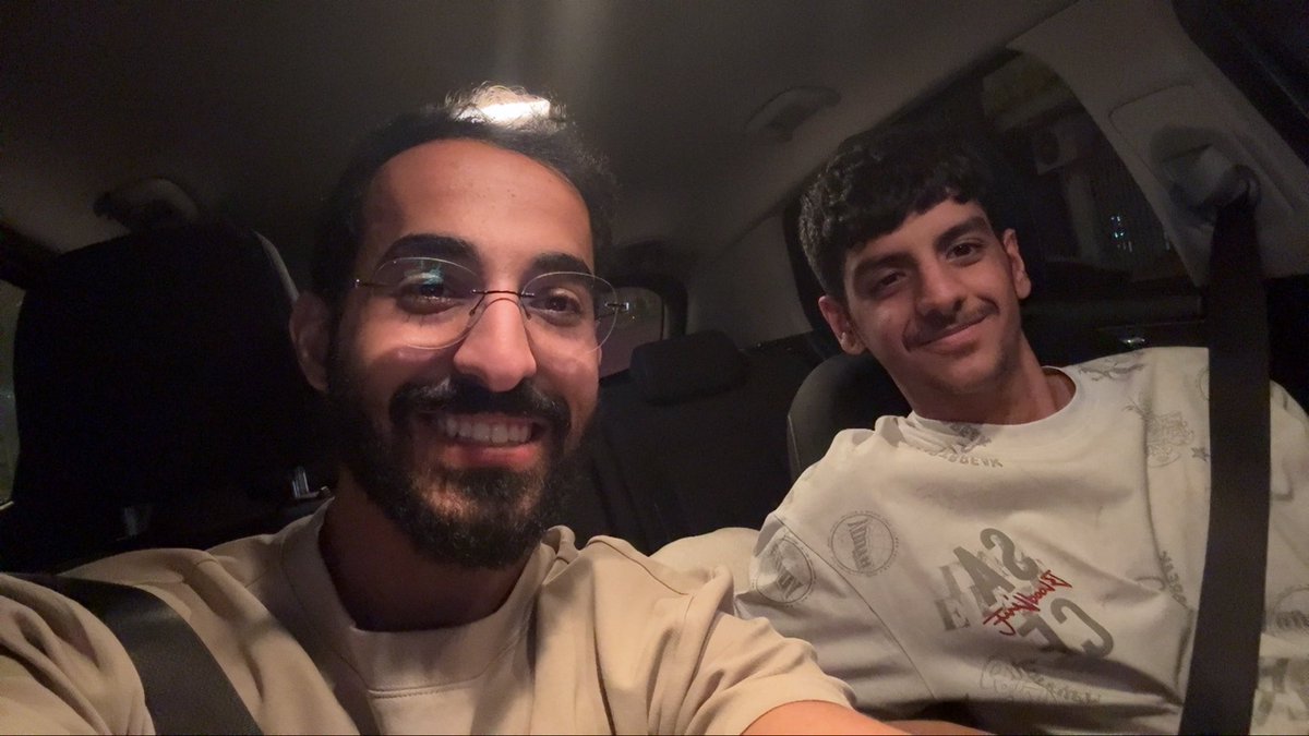 طلال من المُتابعين المُقرّبين جِدًّا لي،ومن المُشرفين عندي بتويتش، عرفته وهو بثالث متوسّط واليوم أسعَدني بخبر قبولة بجامعة سعود الحرس الوطني طب🥳هالجامعه تاخذ صفوة الصّفوة، شعور مُختلف لمن يتابعك شخص من صغره ويدعمك وتترقّب كبره سنه ورا سنه ويحقّق نجاح، الله يوفقك يبو الطّلي🤍