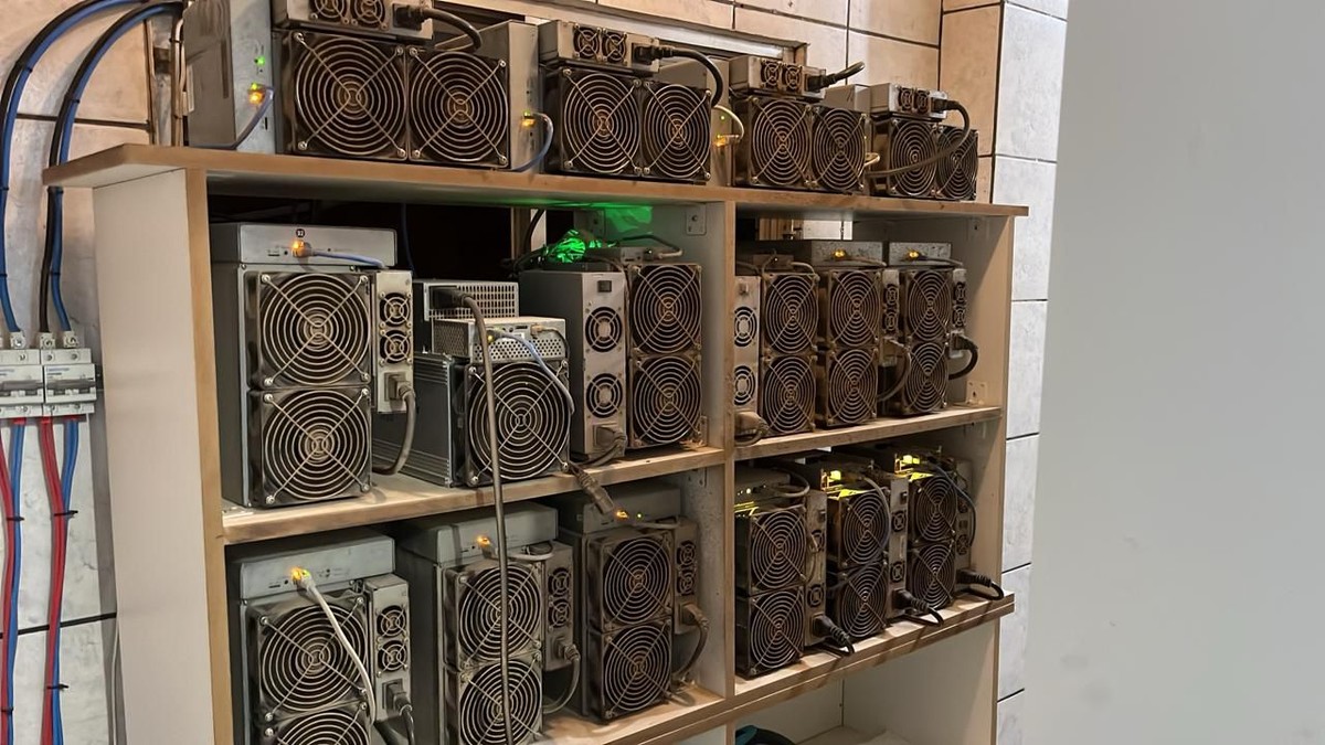 Homem é preso por fazer gato de luz para minerar bitcoin na Ilha do  Governador https://t.co/92qPQigeuS