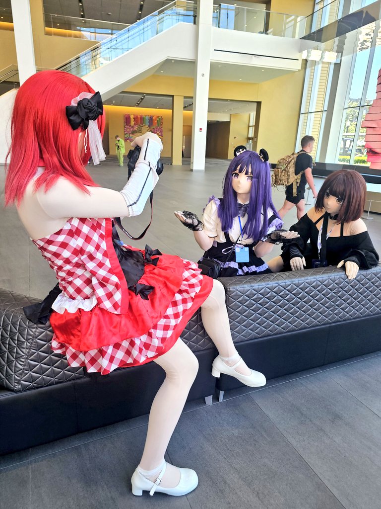 Wait, can you even see the photo you're taking?🤔