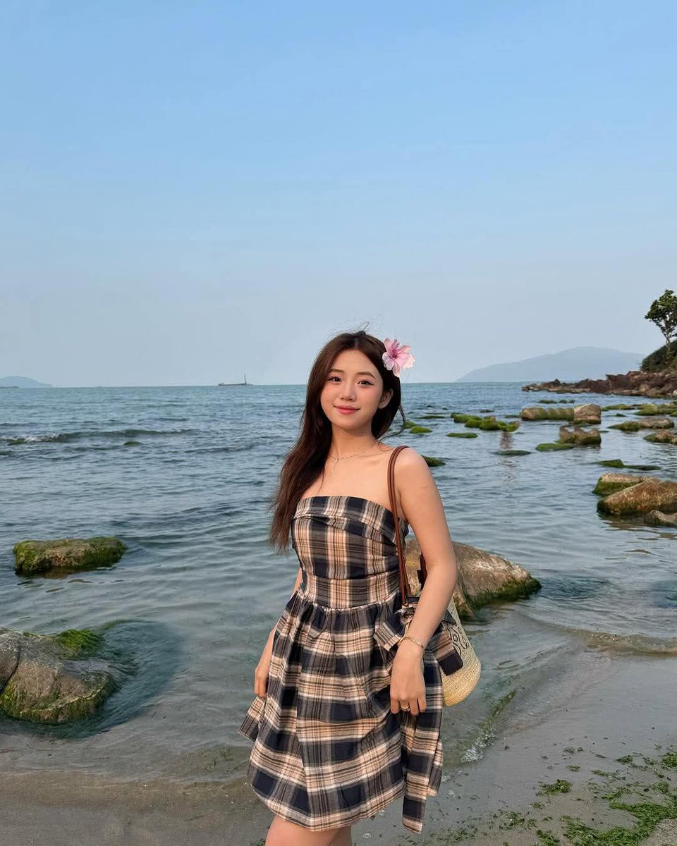 Linh03121989's tweet photo. 📌Khi nói chuyện với gái trên mạng, cần phải tỏ ra cuốn hút và mặn mòi.😘

👉Tán gái 1 cách lịch sự và tìm hiểu như bạn bè, nhưng không bỗ bã. 
Nói kiểu vô thưởng vô phạt, không vào chủ đề nào rõ ràng, kiểu bắt chuyện là chính nhé😉

👉Ví dụ như đang nói về 1 bộ phim có thằng này đẹp trai, thì nói vài 3 câu về thằng đó rồi nhảy sang cái khác, kiểu "nó đóng phim kia hay phết" rồi nhảy sang phim đó luôn.😘

Không nói quá nhiều về 1 chủ để trong những lần nói chuyện đầu tiên.Ok👌

👉Nói năng lịch sự, ít icon, đủ chủ ngữ vị ngữ. Tần suất rep sẽ tăng dần, từ từ.

👉Gái bây giờ rất là "ảo" nên các ông cũng phải ảo theo, kiểu sẽ có 1 ngày các gái biến mất, không rep rùng, không í ới, hãy mặc nhiên thừa nhận mình là kẻ thất bại trong cuộc tình này. 😘

Không sao, cần đứng lên và dí vào các cuộc tình khác, thua kèo này ta bày keo khác😘

👉Quan trọng là giữ được phong cách riêng trong mắt em ấy. Hãy tỏ ra bất cần để em ấy thấy được sự hấp dẫn. Ok👌

👉Không được phép khoe khoang về bản thân. 

Có khoe thì hãy để những bức ảnh cũ của bạn khoe, ví dụ như đồng hồ, du lịch. 

👉Hãy để gái được khoe, đừng tranh chỗ.  Không ai thích 1 thằng thích khoe khoang, mà hãy khoe khoang 1 cách tinh tế. Ok👌