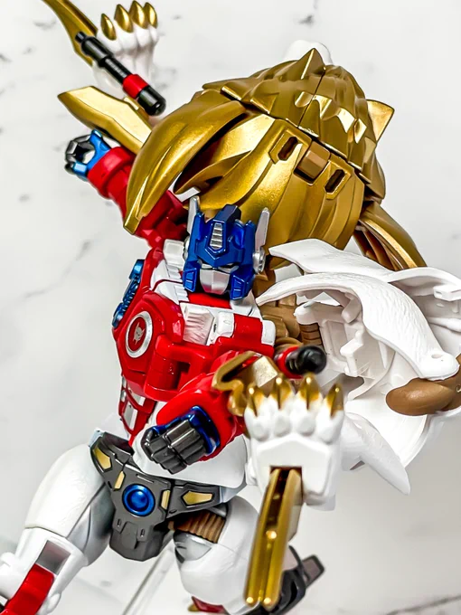 40thライオコンボイさーすがにこれはカッコ良すぎる レガシーレオプライムは買うかどうか迷ってスルーしたけどこっちは買ってしまった 塗装が多いってすごいわ