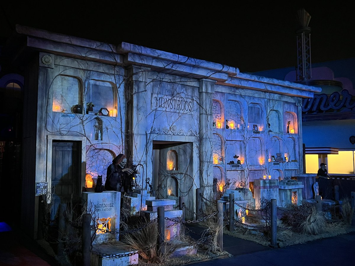 Halloween Horror Nights House Review - Monstruos 3 Grade: A+
The Latin Monsters are always among my favorites and this one is no different. Fantastic set design, a scare with La Llorona that made me jump backwards, and a giant animatronic highlight this one. #HHN