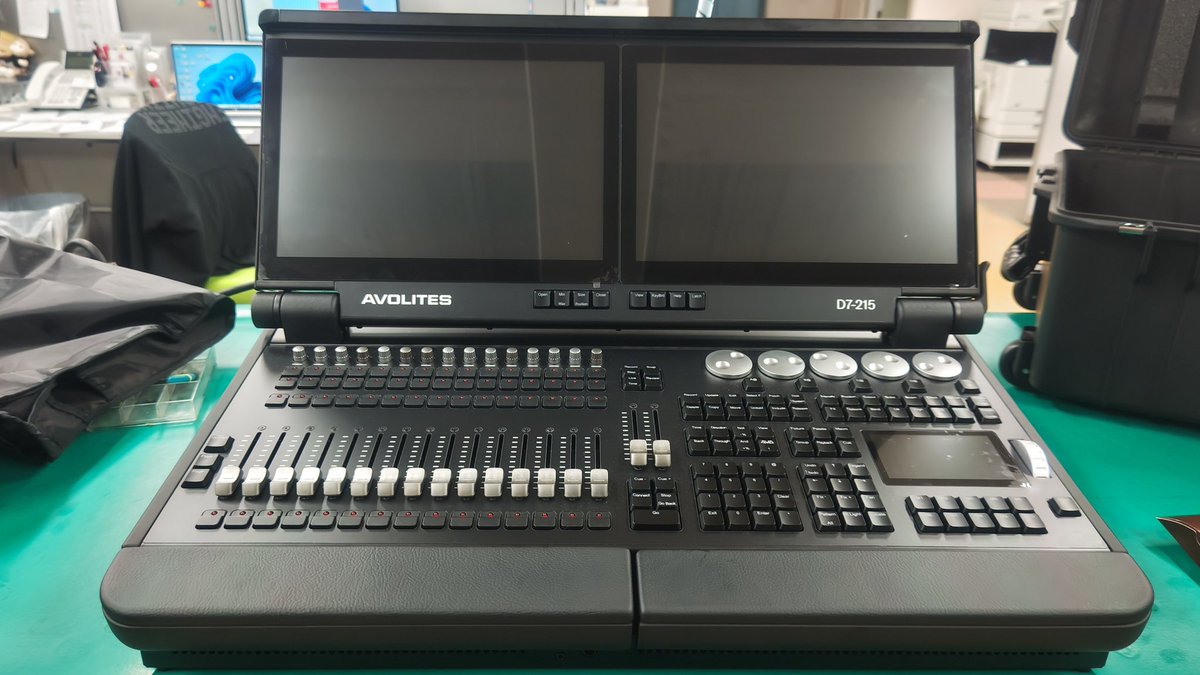 inc_engineer_2's tweet image. 世界のAVOユーザーの皆様はD3の話題で持ちきりですが、弊社にはD7-215の1号機が来ました。
程よいコンパクトさで、良い感じです。
社内でも評価は上々です。
近日中にレンタル機材に入る予定なのでよろしくお願いします。