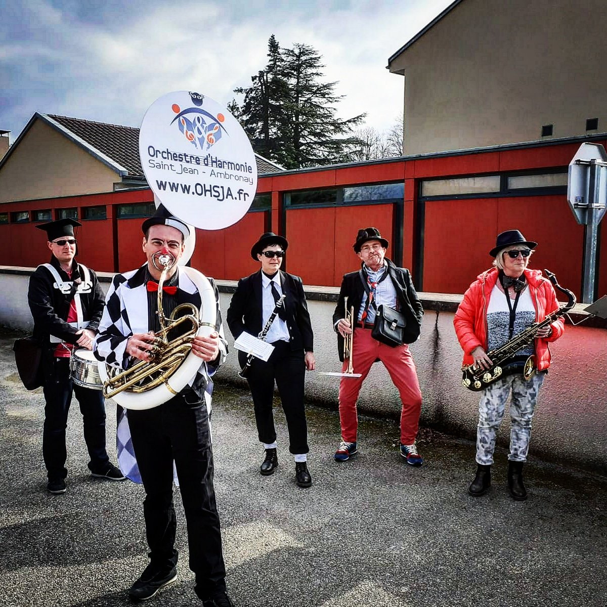 orchestre_OHSJA's tweet image. La #FanFestive de l'#OHSJA jouera au cœur de la magnifique cité médiévale de Pérouges ce samedi 6 septembre 2025 à partir de 16h30 sur la place du Tilleul.
Détails &amp;amp; Progra : ohsja.fr/agenda/animati…

#perouges #ain #fanfare #icicestlain #jesuisdanslain #aintourisme #musique