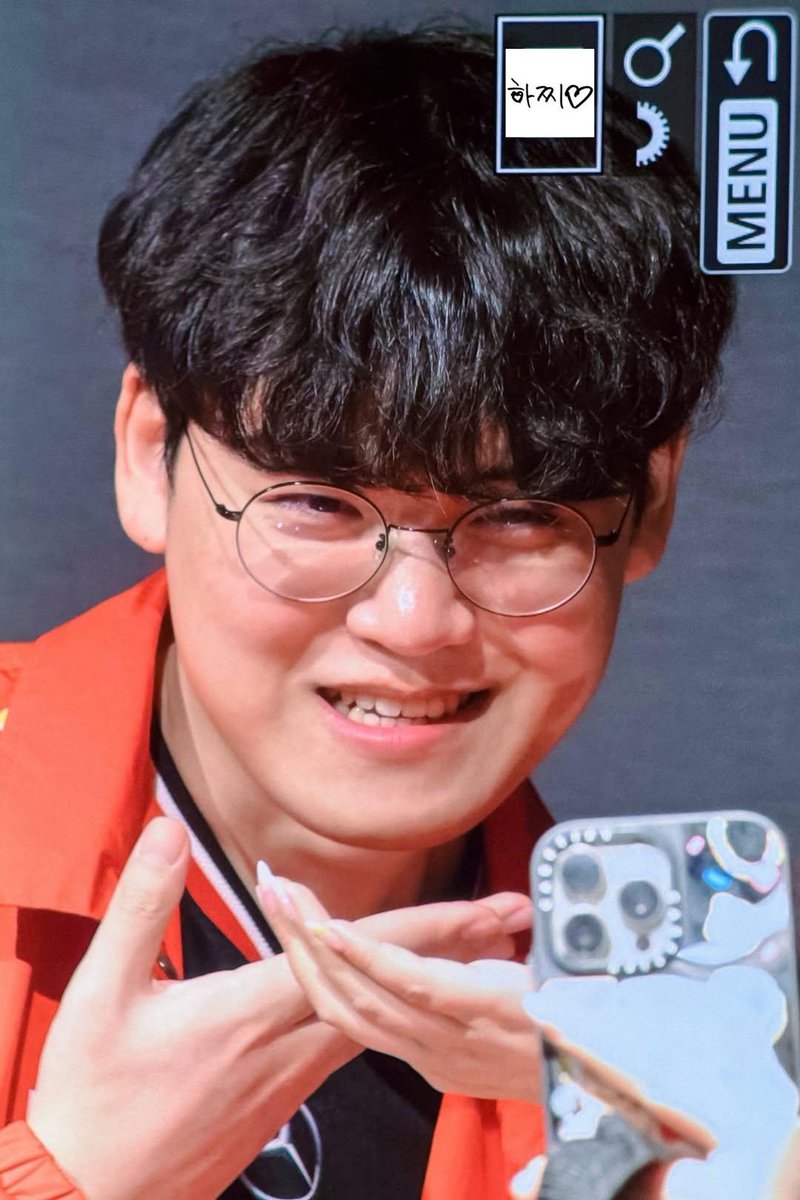 _googah_'s tweet photo. WE STAND FOR GUMAYUSI
We’ll keep supporting you today, tomorrow, and always 💙
#HappyGuma5thdebut
#구마유시
@gumayusi_min https://t.co/cZ6Vcn8xGL