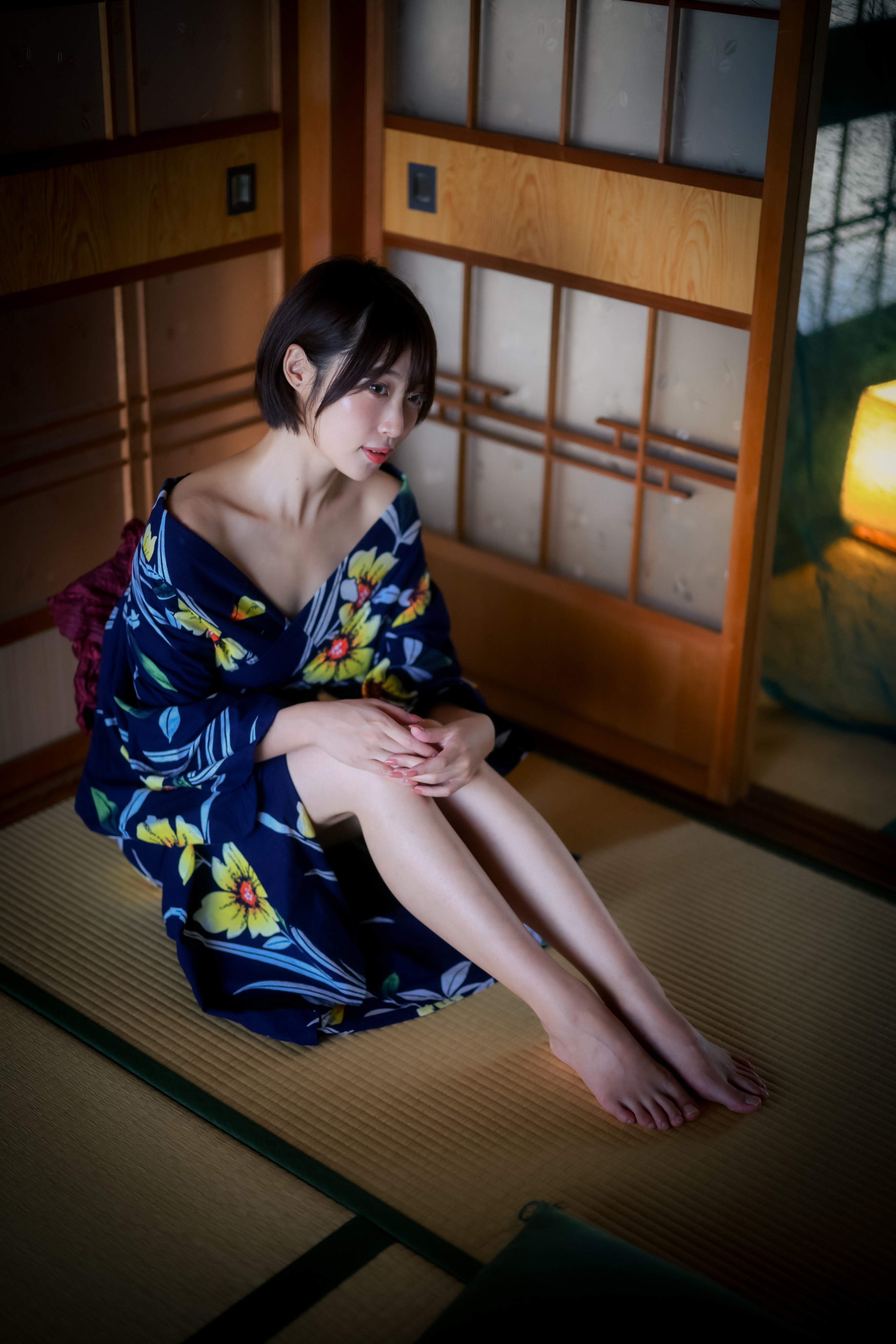 リアリズム　【浴衣をきる女】　肉筆油彩画 リアリズム 【浴衣をきる女】 肉筆油彩画