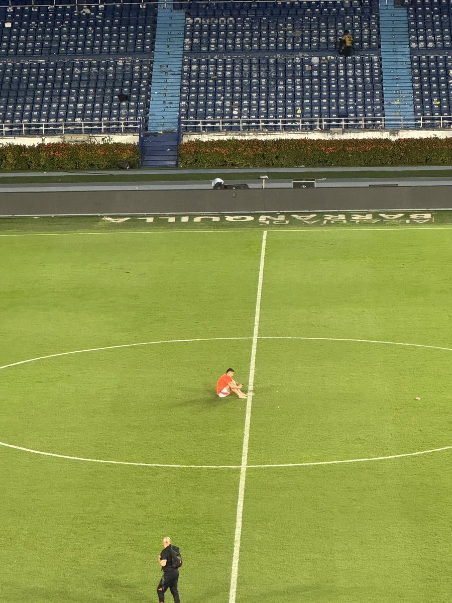 Hamgzero's tweet image. Hoy despidieron en argentina a Messi en su última eliminatoria con una ovación impresionante. Y en cambio nuestro mejor jugador en su ultima eliminatoria está así. Estamos muy lejos y somos muy fríos. A ese estadio va todo menos hinchas!