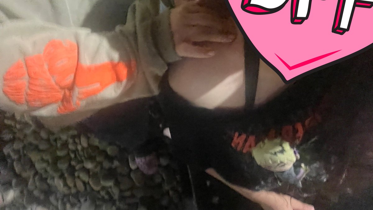 maficrow's tweet photo. update shes massaging me bc i #strained my neck https://t.co/GCZLFCxmEP