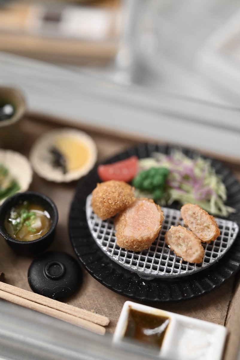 ミニチュア  串かつ③
⭐︎
 出来上がった串かつをディスプレイしました
近所の串揚げ屋さんに食べに行ったら、こんな感じです
⭐︎
串かつ以外の揚げ物は小物を足して定食風にしています
⭐︎
写真は #nunushouse 田中先生に撮ってもらいました
⭐︎
#ミニチュア