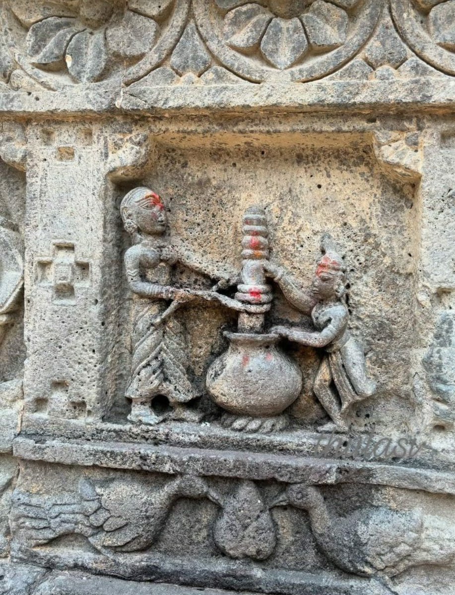 rajat_ias's tweet photo. #FascinatingHistory...!!!💙💙💙
The 12th century ancient carvings on the walls depict the traditional bilona method of making ghee. It’s incredible to see how these timeless traditions have been preserved over centuries.The method involves churning curdled milk with a wooden churner called a "bilona" to separate the butter, which is then slowly simmered to produce ghee...!!!
#RajatBhargavaIAS