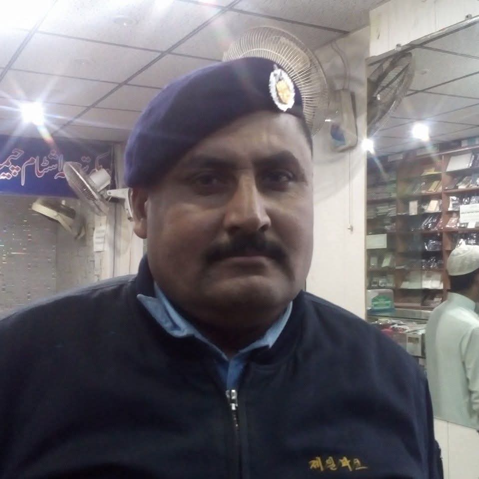 BilalYasirBjr's tweet image. اسلام آباد پولیس کے جانب سے باجوڑ کے ایک کاروباری فیملی کو انصاف چاہئیے ، مسلسل ٹارچر سے ذہنی اذیت میں مبتلا 

دس اگست رات آٹھ بجے پولیس اہلکار علی زمان اور اسکے ساتھ جسکا نام نہیں پتہ (کیونکہ اس نے شرٹ کے اوپر جیکٹ پہن رکھی تھی) کام سے واپس آتے ہوئے تھانے کے نزدیک ون وے پر ہمیں…