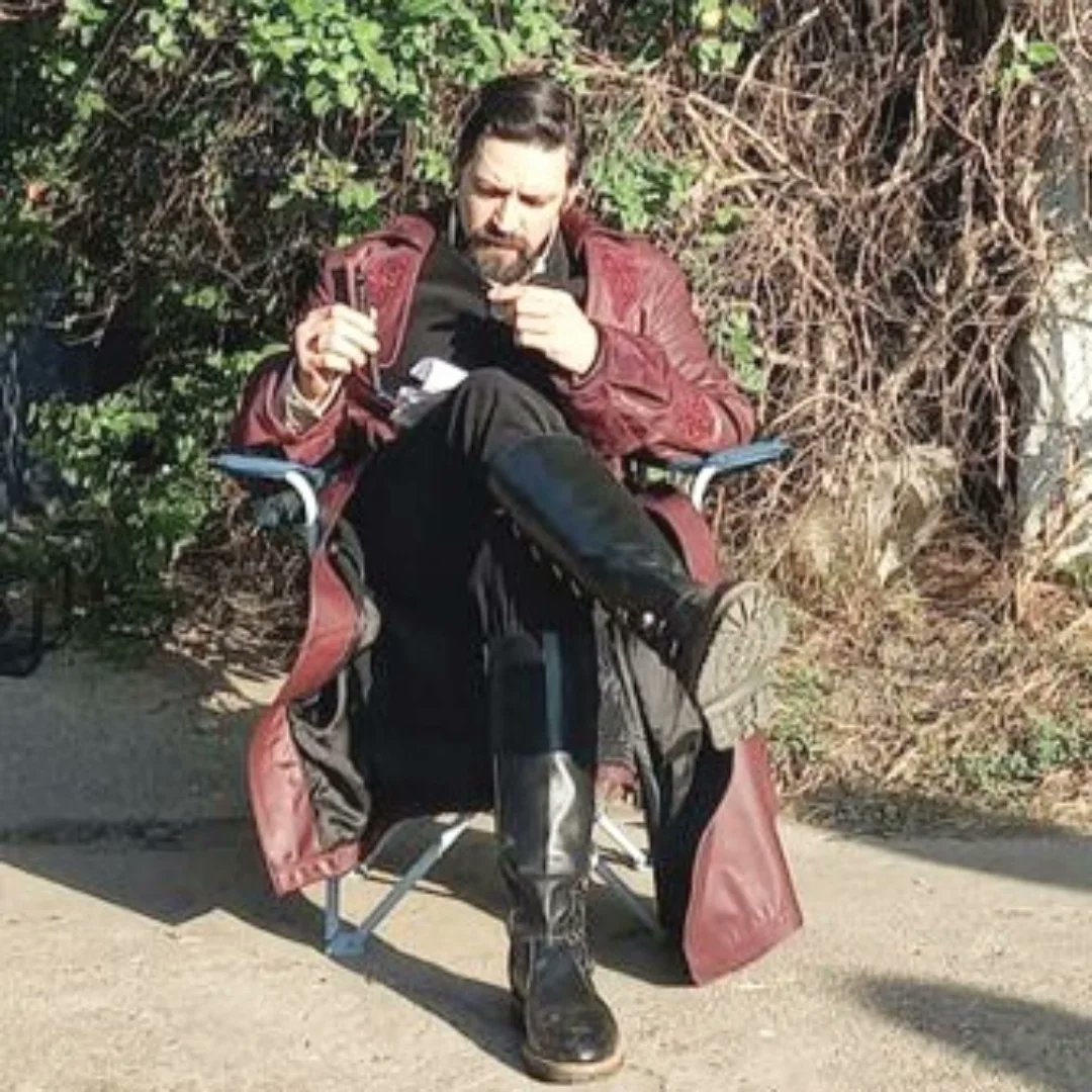 DebDarkPetal's tweet image. Red coat alert! Could this be a new outfit for Season 2? 
I can&apos;t say... 🤭🤫😌
#CallumMcGowan as #VikramChamberlain behind the scenes of #TheLibrarians : The Next Chapter Season (!?).
Via Callum McGowan IG.
#thelibrariansthenextchapter