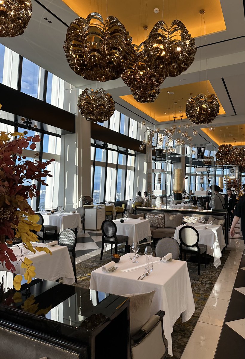 롯데타워 시그니엘 미슐랭을 받았던! 스테이 입니다. 잠실은 야경이 훨씬 이쁘더군요