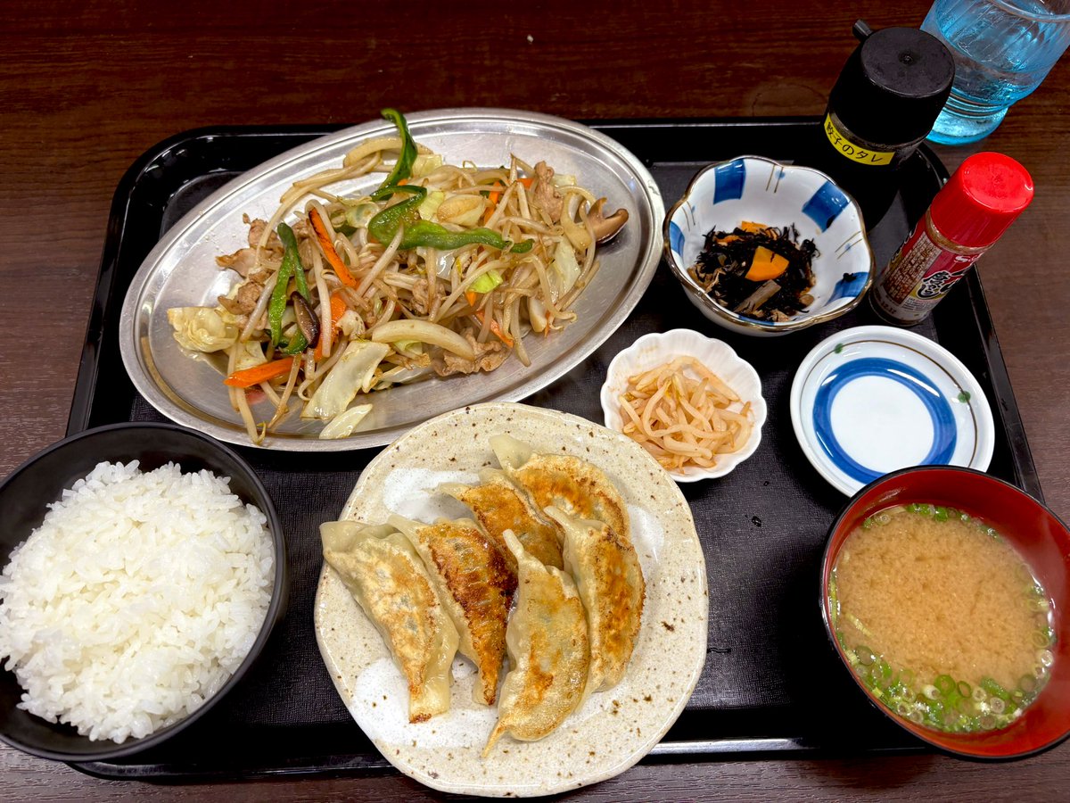 it921112's tweet image. 今日のお昼は白鳥町にある『食堂むらまつ』さんで野菜炒めと餃子🥟
アットホームな感じの定食屋さんです🍚
餃子はニンニクが効いていてもっちりした食感です！
付近には飲食店がなく、どれも1,000円前後でリーズナブルなので嬉しいてすね🙏
駐車場も10台あり、お客さんの回転も良さそうです🚗