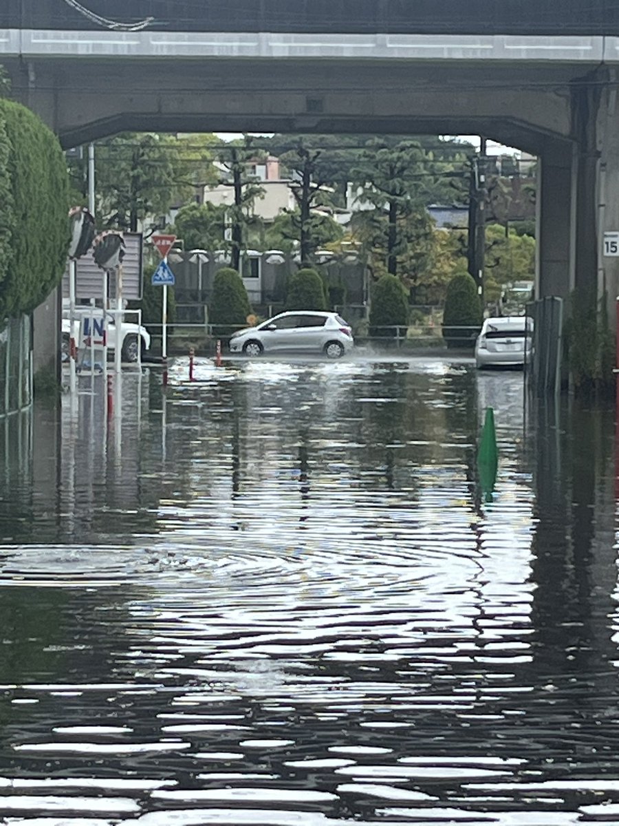 岡崎市

近くの川も248も冠水💦
国道１号線に3つ先で交差するけど
あそこも冠水したな…

#大雨特別警報 
#冠水