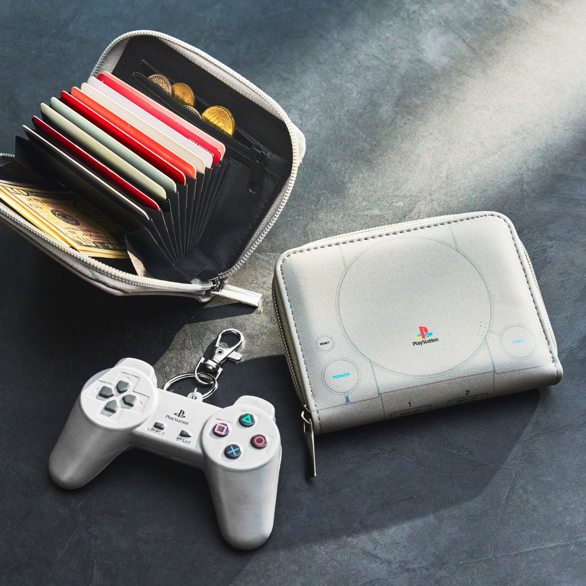 MonoMaster（モノマスター）2025年11月号通常号に収納ケースとロゴバッグ、増刊号に初代PlayStation®︎モチーフの財布とマスコットキーホルダーがそれぞれ付録として登場！👛
 
本誌にはPlayStation30周年を振り返る特集コーナーも収録！📕

詳しくはこちら⇒ play.st/4g2s2GE