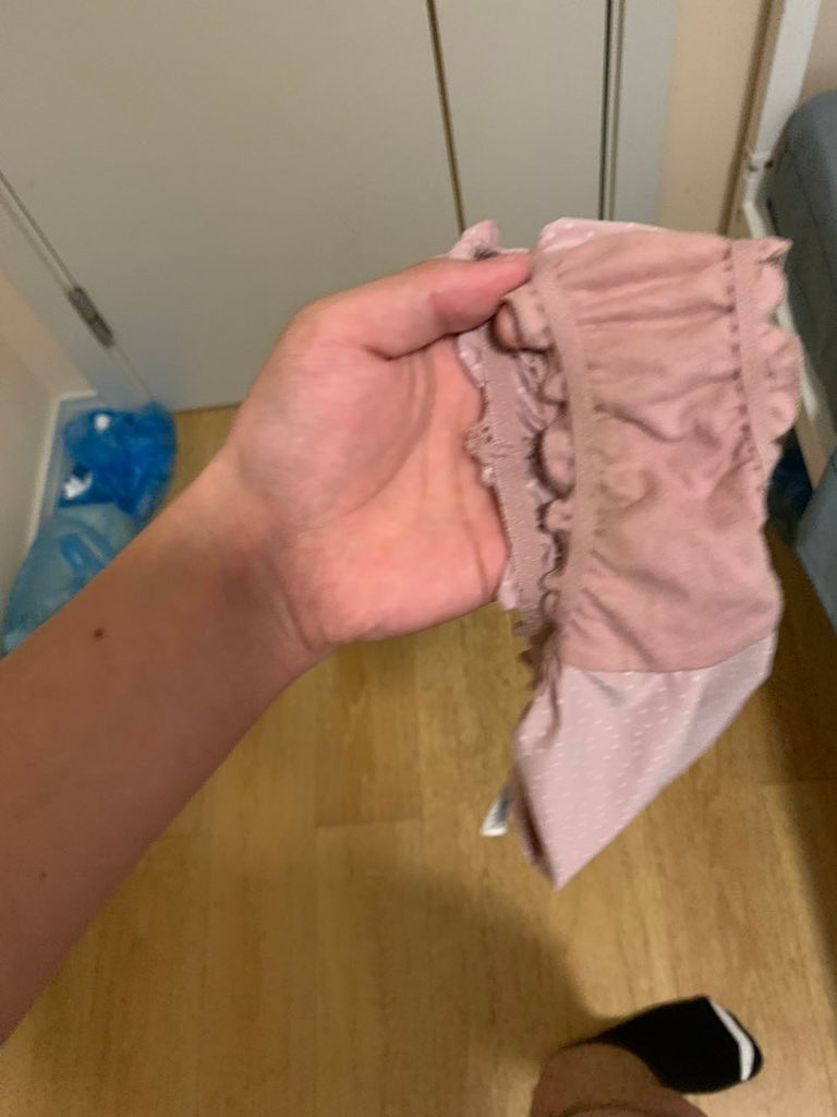 就很烦，几乎每次回来都能看到，身体一天天不行了，话说这个内裤是真的舒服，很喜欢这个粉粉的内裤，有淡淡的骚味，撸起来超爽

#Footfetish #Feet #Stockings #Heels #Cumonshoes #Kink #Fetish #丝袜 #高跟鞋 #恋足 #原味 #玩鞋 #恋物
