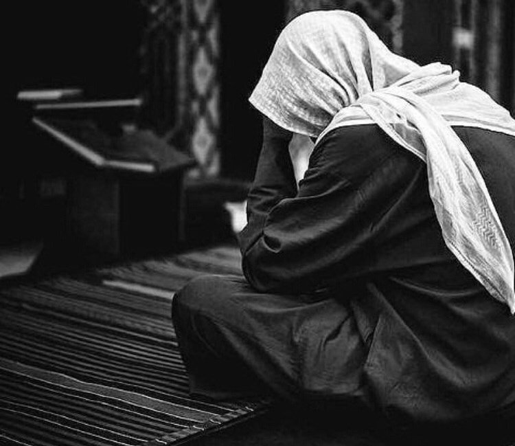 قال ابن الجوزي رحمه الله تعالى وهو يتكلم عن سبب نغفل عنه في استجابة الدعاء : " إذا جلست في ظلام الليل بين يدي سيدك فاستعمل أخلاق الأطفال فإن الطفل إذا طلب من أبيه شيئا فلم يعطه بكى عليه " وصدق رحمه الله فالبكاء يدل على صدق اللجوء إلى الله وشعور الداعي بالافتقار إليه سبحانه وتعالى