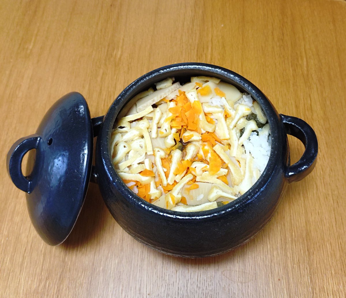 ☔🌀で外出できず冷蔵庫のお掃除で作った炊き込みご飯🍚😂