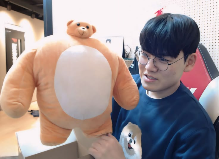 tiwnsoywlk's tweet photo. Nhà có 1 em gấu thôi nên mọi người luôn cổ vũ và bảo vệ em 💪🫶
Gumayusi, we’ll always be here to protect and support you💪🫶
구마유시, 우리는 언제나 당신을 지켜주고 응원할 거예요💪🫶
WE STAND FOR GUMAYUSI   
#HappyGuma5thdebut 
#구마유시 https://t.co/Q0NMWDrjXF