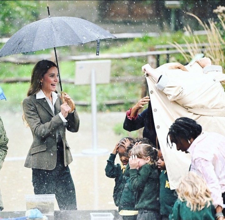 ArchewellBaby's tweet photo. Kate Middleton giving the public the perfect picture to symbolize what the British Monarchy is to the average citizens. Parasites. https://t.co/ZyZkhpkTzr