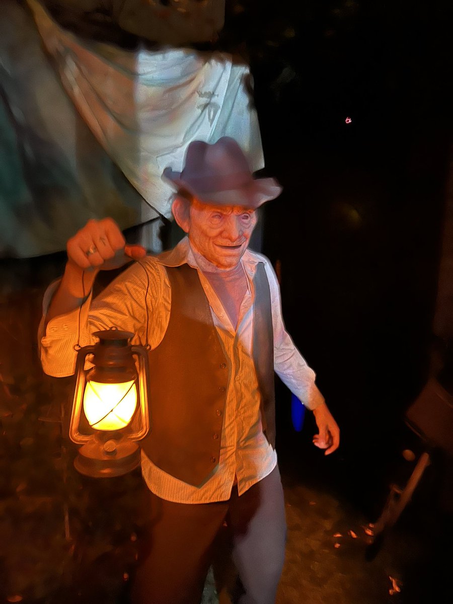 Halloween Horror Nights House Review: 
Jason Universe Grade: A+
This was exactly what I was expecting, and it was glorious. Plenty of Jason kills, and HES KILLING INFLUENCERS. Smells, and even Jason ripping someone’s heart out. #HHN