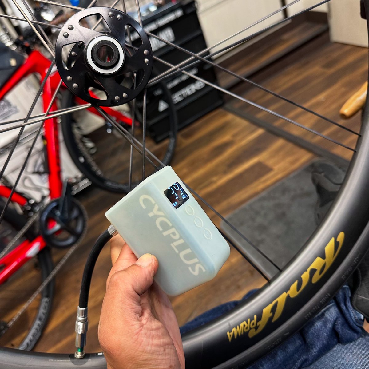 u2bikes's tweet image. 猫の手より電動ポンプ。

ほぼ毎日最低3〜4回は
店で使用しつづけている
CYCPLUSの電動ポンプ⚡️🌪️

ほんと重宝、
ありがとう、いいポンプです💊
 #U2BIKES #CYCPLUS #携帯電動ポンプ