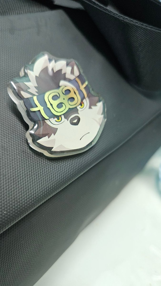 I put official Horkeukamui brooch on my sling bag at work for when I got upset, mix-feeling by overwhleming workload

So, I feel horny about him instead

Thank you, Horkeukamui 🙏