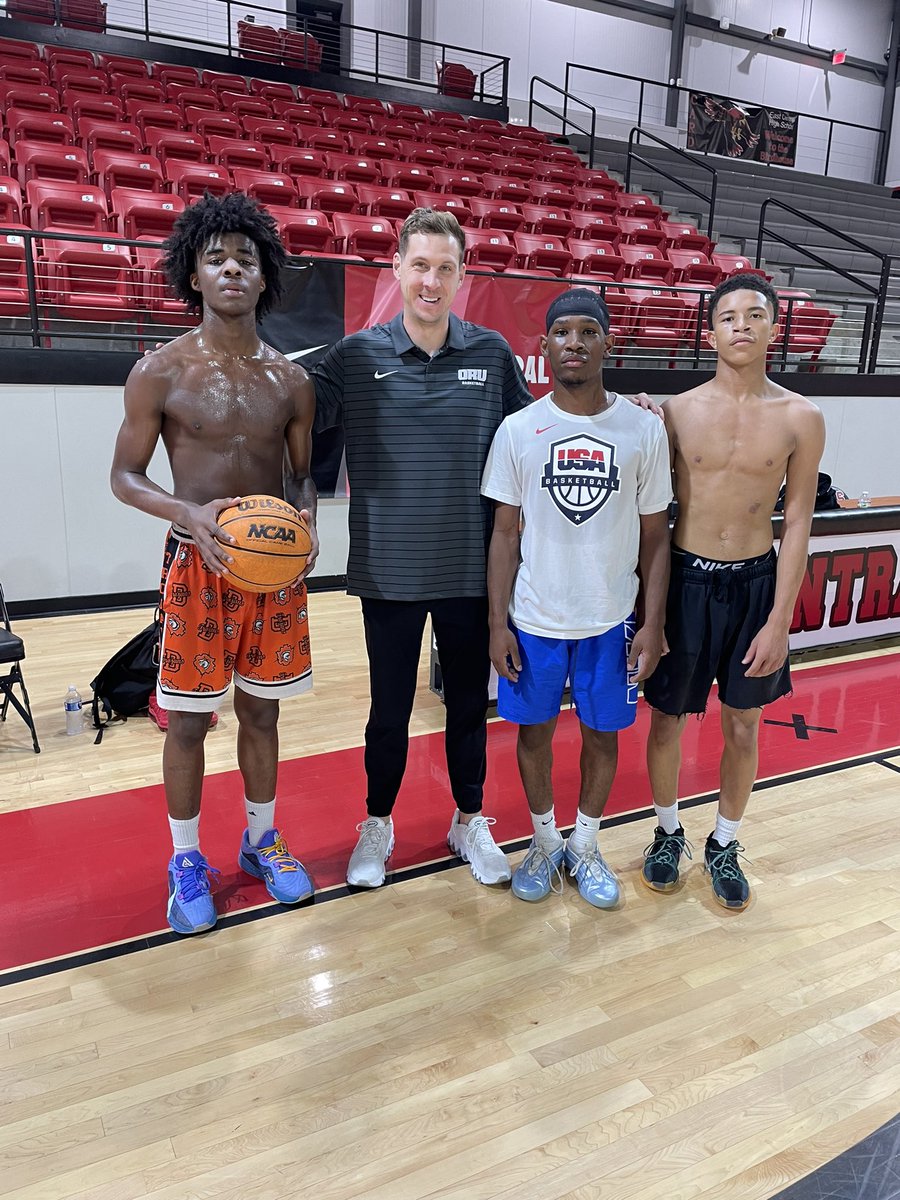 Thank you to <a href="/ORUMBB/">ORU Basketball</a> and <a href="/Will_Saxon/">Will Saxon</a> for coming out to East Central and watching our guys morning workout!
#EastSidePride