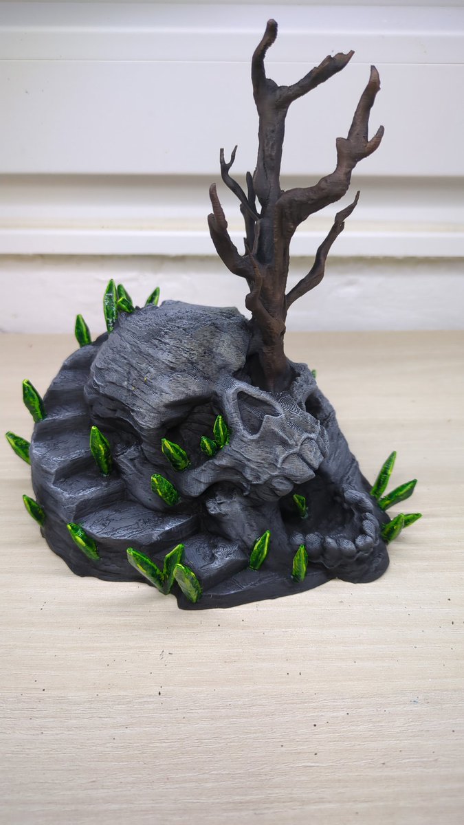 Duffman88mm's tweet photo. Un poco de esceno "muerta".
"Bosque" de tumbas de GreenStuff modificadas y la estatua de GW.
Roca calavera de Txarli Factory.

#Warhammer
#Warhammerfantasy
#TOWSpanish
#TheOldWorld https://t.co/gt6ZbRvKx4