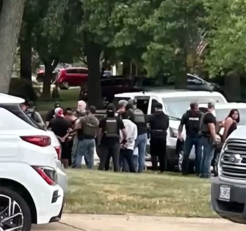 redlatinastl.com/noticia/st_lou…
El FBI allana casas y restaurante en St. Charles, desata temor entre inmigrantes
FBI Raids Homes and Restaurant in St. Charles, Sparks Fear Among Immigrants