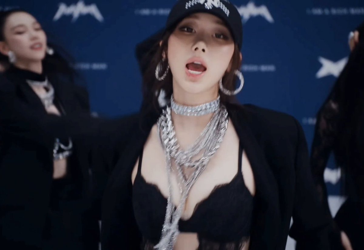 urmoon_aeri's tweet image. HOT GIRL GISELLE