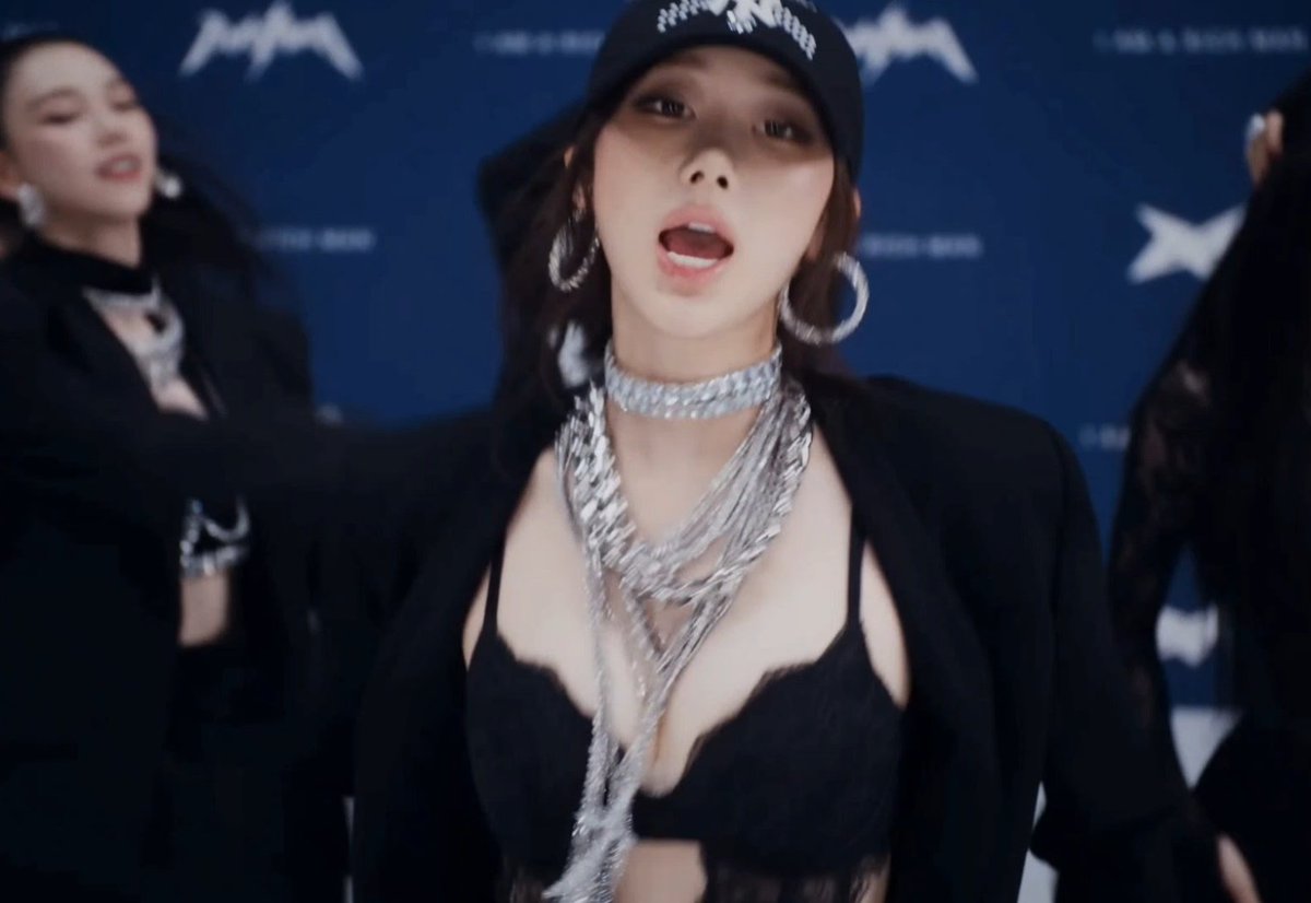 urmoon_aeri's tweet image. HOT GIRL GISELLE