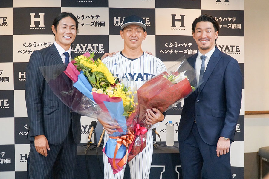 Fullcountc2's tweet image. 引退会見に臨んだ #くふうハヤテ #田中健二朗 投手📸

#DeNA で共に戦った #石川雄洋 氏と #梶谷隆幸 氏がなんとサプライズで登場🎉

#くふうハヤテベンチャーズ静岡
#baystars