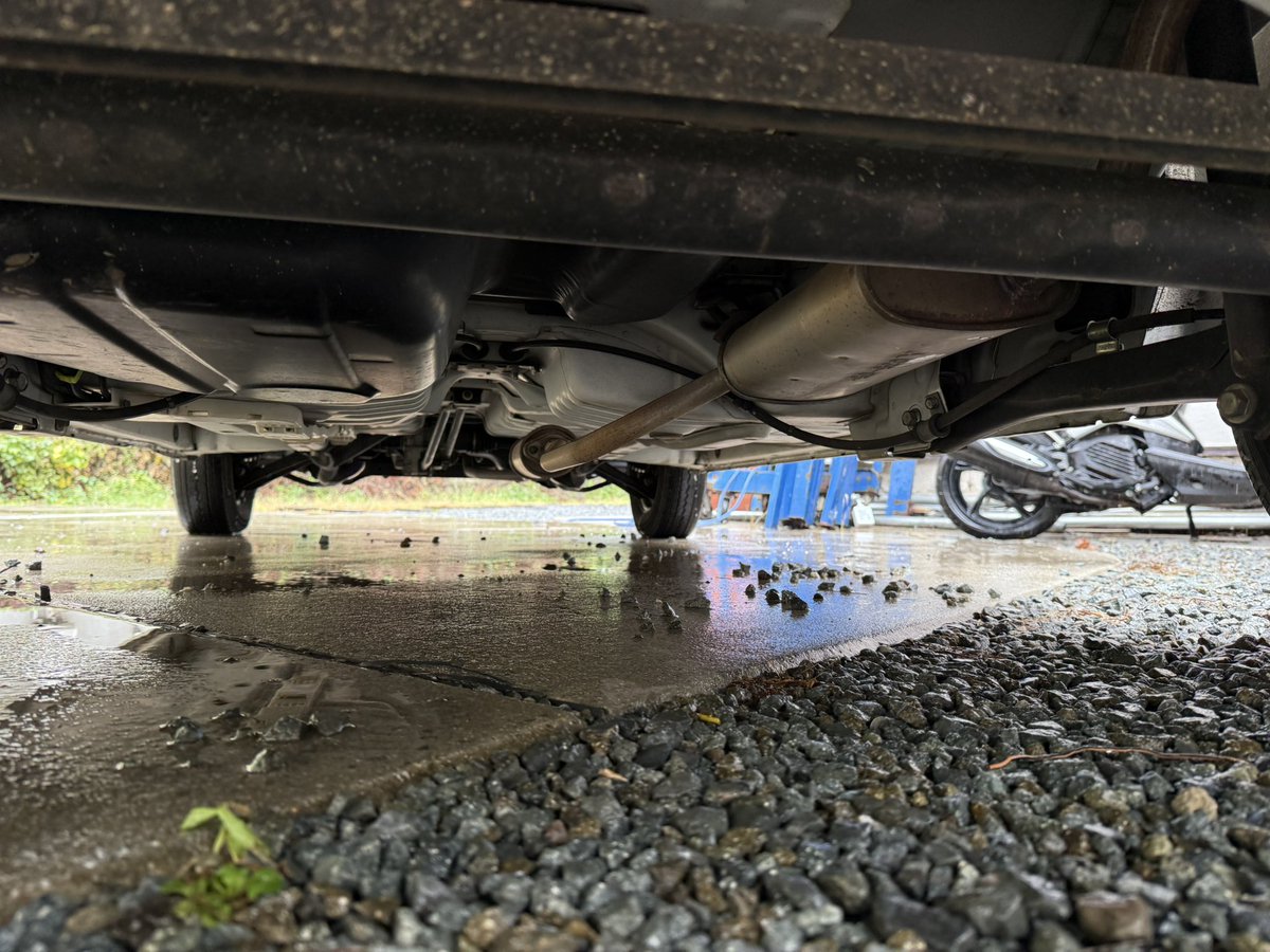 平成23年式のミニカバン、5MT！
三菱ディーラーコーナーで買ってきました。機関良好だしエアコンもよく冷えます。下回りも綺麗。
オーディオ・シガソケが追加されてて便利。
10.1万キロ走行です。

こちらは現状15万円、車検受け渡し20万円にて〜！