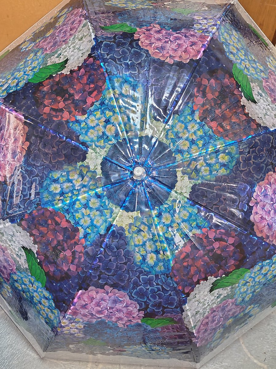 こんにちわ（*´▽｀*）
今日は☔️が降ってて涼しいですね🎐
紫陽花の雫💧が付いた傘☔️です