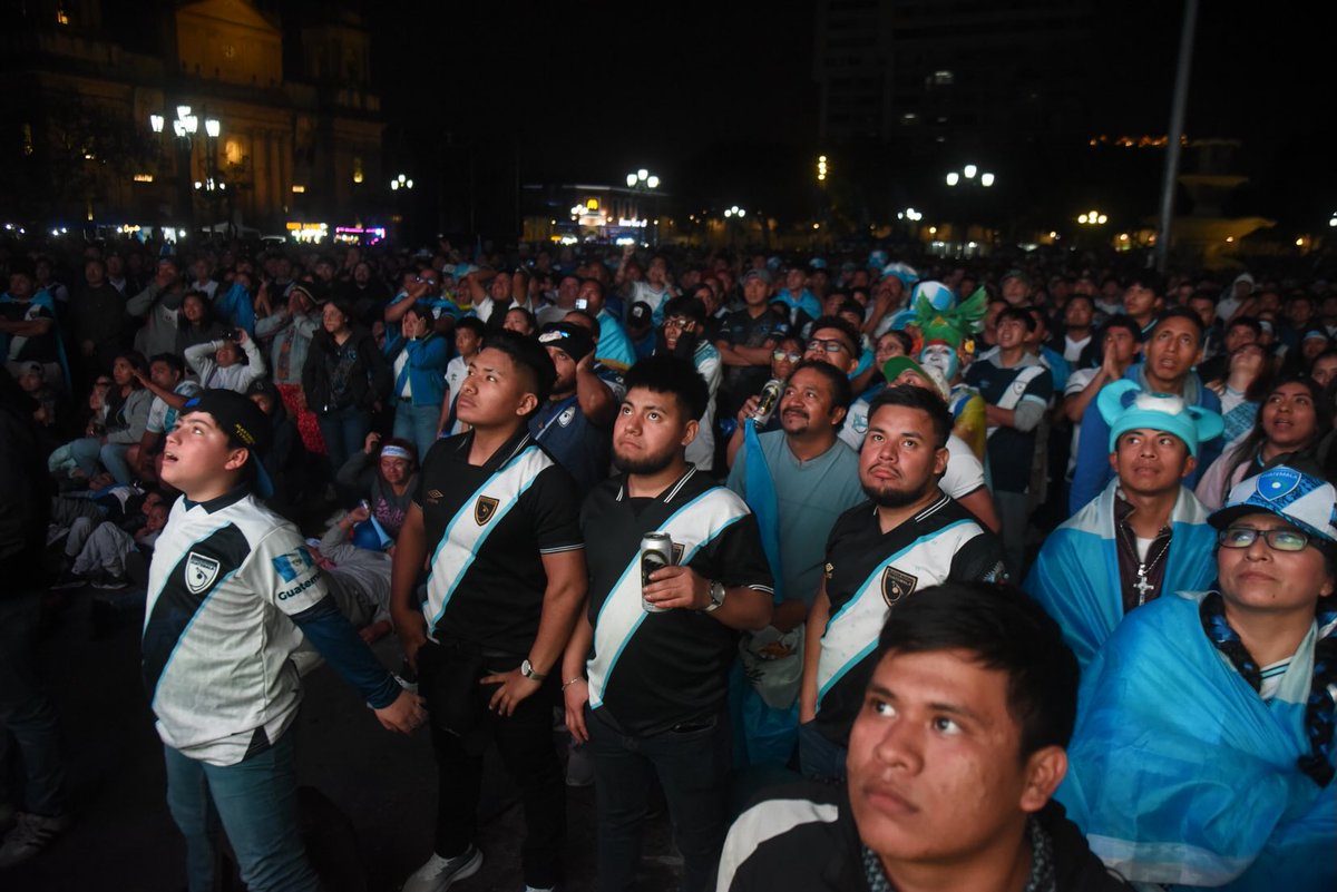 Omar Solís (@noel_solis) on Twitter photo Así reaccionó la afición de Guatemala en Plaza de la Constitución tras la derrota de la bicolor 0-1 ante El Salvador. Partido de la última fase de la eliminatoria por la <a href="/Concacaf/">Concacaf</a>.
<a href="/EUDeportes/">Emisoras Unidas Deportes</a>🇬🇹⚽️ Así reaccionó la afición de Guatemala en Plaza de la Constitución tras la derrota de la bicolor 0-1 ante El Salvador. Partido de la última fase de la eliminatoria por la <a href="/Concacaf/">Concacaf</a>.
<a href="/EUDeportes/">Emisoras Unidas Deportes</a>🇬🇹⚽️