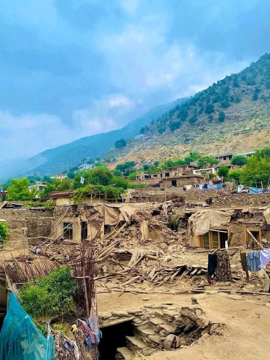 KoshTaib's tweet image. په تېرو څلورو کلونو کې په افغانستان کې درې سختې زلزلې شوې دي خو تازه زلزله داسې مهال شوې چې د دغه هېواد ناورین یې لا ژور کړی دی. یوازې همدا روان کال له پاکستانه شاوخوا دوه میلیونه افغان کډوال خپل هېواد ته په زور ستانه کړل شوي، د دې تر څنګ افغانستان بې سارې وچکالۍ ځپلی او دغه…