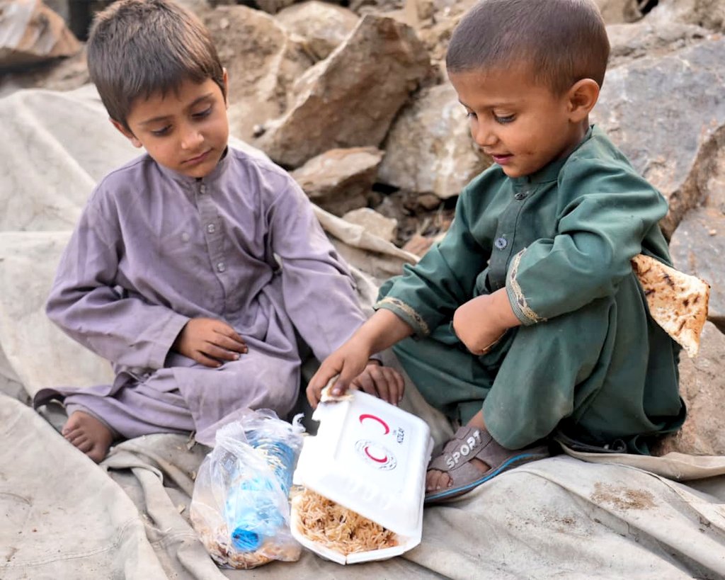 On Thursday, the Staff and Volunteers of #ARCS Distributed 4,000 Hot Meals to the #Earthquake_affected People in #Kunar!