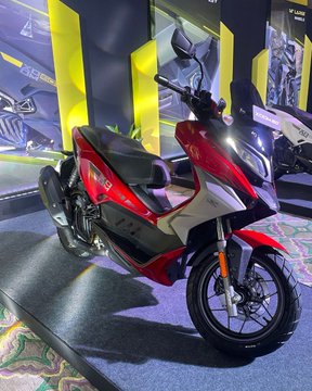 Hero Xoom 160 2025 मैक्सी-स्कूटर का फ्रंट व्यू