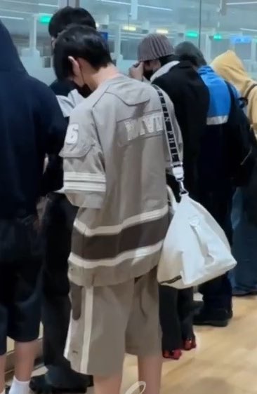 250824
kitten's cute back view🫳