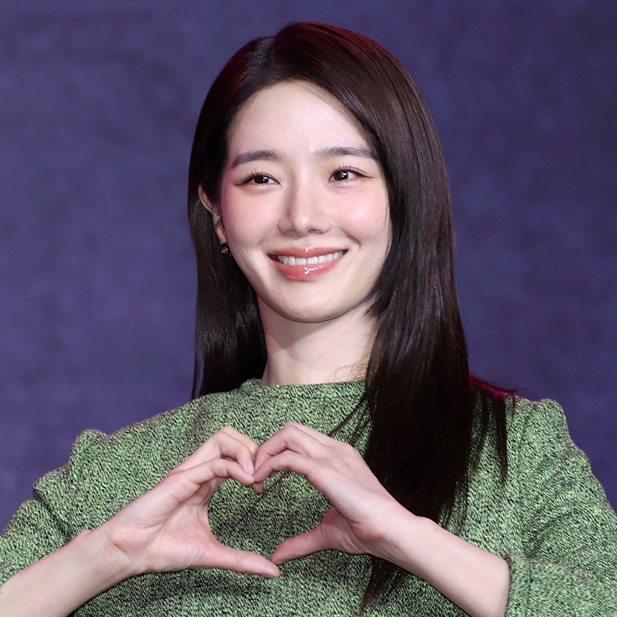 gyuyoungdaily's tweet image. 📰 SPOTV News: "#ParkGyuyoung… First Guest on #HongSeokcheon’s '#MagneticBox'"

"... While his previous show '#JewelBox' featured “handsome men”... Magnetic Box features Hong inviting female stars whom he acknowledges as pretty, and engaging..."