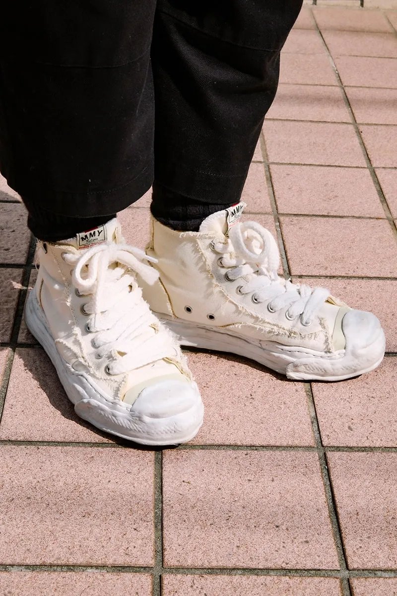 OCEANS_mag's tweet image. ローテクスニーカーは「ミハラヤスヒロ」。
継ぎ接ぎを目立たせたキャンバスアッパーと存在感のある“粘土”ソールで、マイルドなグランジ感を放出。

白シャツの透け感を活かした白インナーの使い方、ハイカットに寄り添うパンツのクロップ丈など、細部の気遣いも秀逸。
▶︎oceans.tokyo.jp/article/detail…