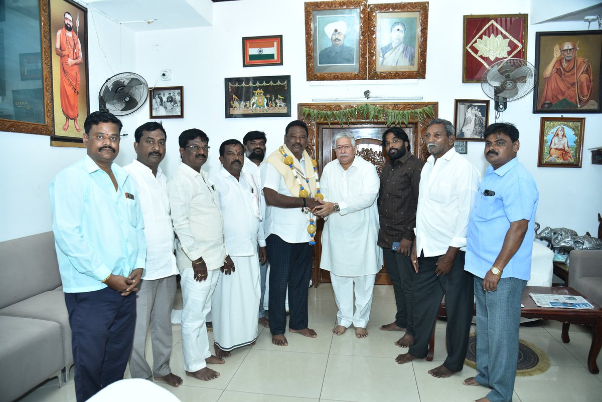 MLAHRGaviyappa's tweet image. ತಾಲೂಕು ವಾಲ್ಮೀಕಿ ನಾಯಕ ಸಮಾಜದ ನೂತನ ಅಧ್ಯಕ್ಷರಾದ ಶ್ರೀ ಗೋಸಲ ಭರಮಪ್ಪ ಅವರು ಪದಾಧಿಕಾರಿಗಳೊಂದಿಗೆ ಶಿಷ್ಟಾಚಾರ ಭೇಟಿಗೆ ಬಂದರು.
ಅವರನ್ನು ಗೌರವಪೂರ್ವಕವಾಗಿ ಸನ್ಮಾನಿಸಿ, ಸಮಾಜದ ಅಭಿವೃದ್ಧಿಗೆ ಸಂಬಂಧಿಸಿದ ಹಲವಾರು ಯೋಜನೆಗಳ ಕುರಿತು ಮಾಹಿತಿ ವಿನಿಮಯ ಮಾಡಿಕೊಳ್ಳಲಾಯಿತು.

#HRGaviyappa #ValmikiSamaj #Leadership
