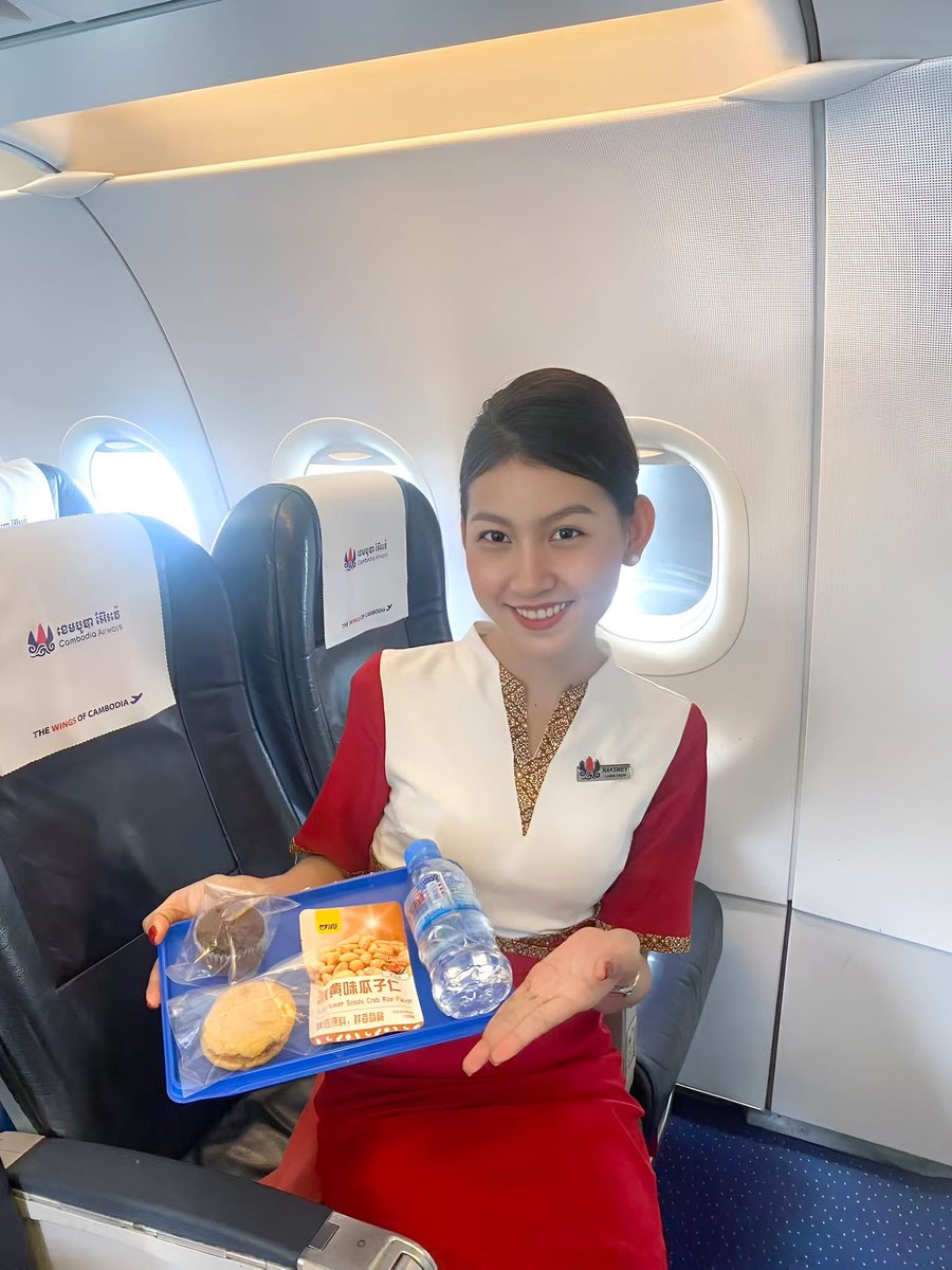 RonallChersan's tweet photo. 🫢Cambodia Airways แจ้งด่วน ปรับเปลี่ยนอาหารว่างบนเครื่องบิน หลังอินฟลูกัมพูชาพบว่าเสิร์ฟถั่วโก๋แก่ของไทย

🔴 ล่าสุด พอเปลี่ยนเป็นเมล็ดทานตะวันยี่ห้อจีน ทำให้ทัวร์ลงสายการบินอีกรอบ 

🔴ชาวกัมพูชากระหน่ำคอมเมนต์ ต่อว่าสายการบินกัมพูชาแต่ทำไมไม่นำของกัมพูชามาให้บริการ https://t.co/RGpHSeqJwj