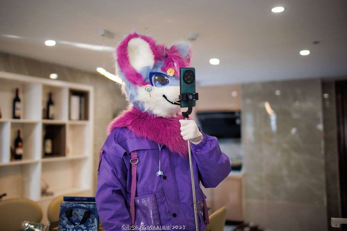 让我看看群友在聊什么
#FursuitFriday