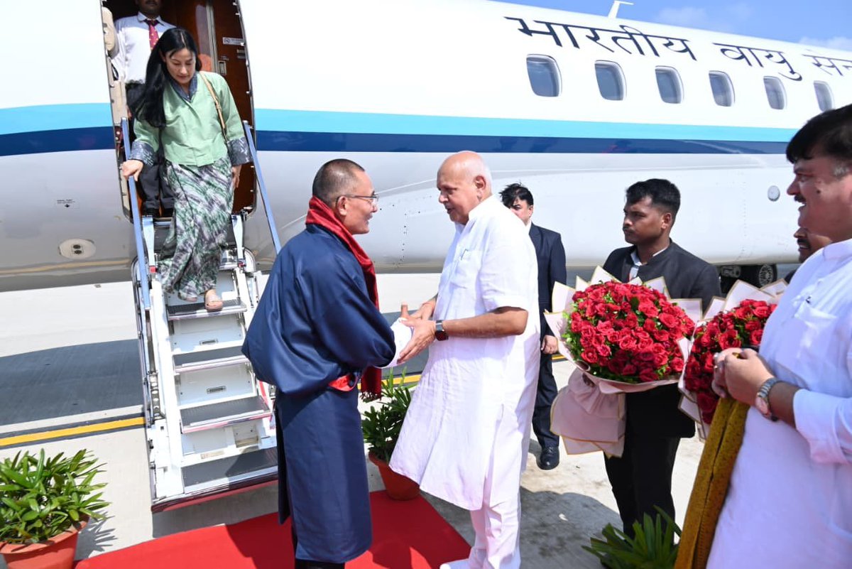 JBrajeshkumar's tweet image. Uttar Pradesh: Bhutan PM Tshering Tobgay and his spouse Aum Tashi Doma arrived in Ayodhya this morning. UP Minister Surya Pratap Shahi received them at the airport. 

(Pics: Information Department, Ayodhya)