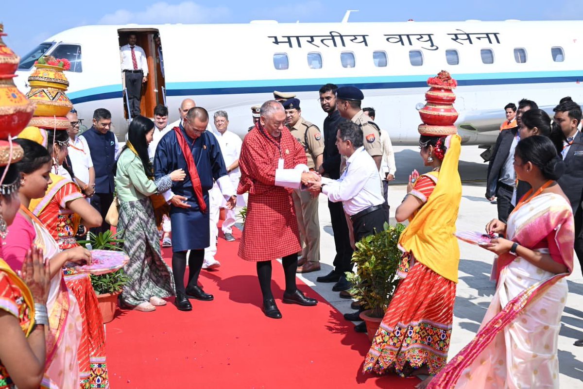JBrajeshkumar's tweet image. Uttar Pradesh: Bhutan PM Tshering Tobgay and his spouse Aum Tashi Doma arrived in Ayodhya this morning. UP Minister Surya Pratap Shahi received them at the airport. 

(Pics: Information Department, Ayodhya)