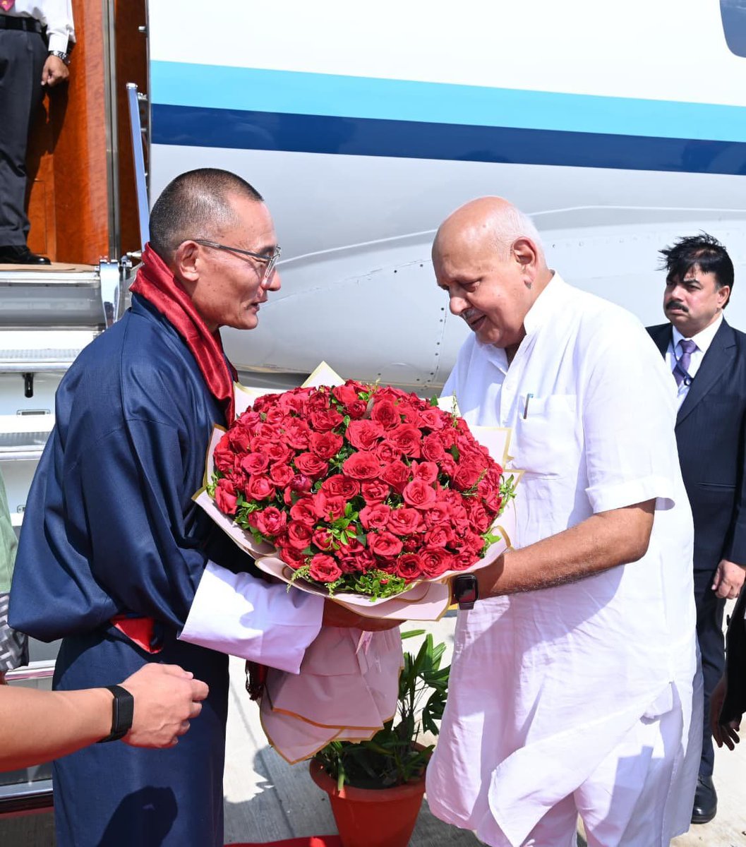 JBrajeshkumar's tweet image. Uttar Pradesh: Bhutan PM Tshering Tobgay and his spouse Aum Tashi Doma arrived in Ayodhya this morning. UP Minister Surya Pratap Shahi received them at the airport. 

(Pics: Information Department, Ayodhya)
