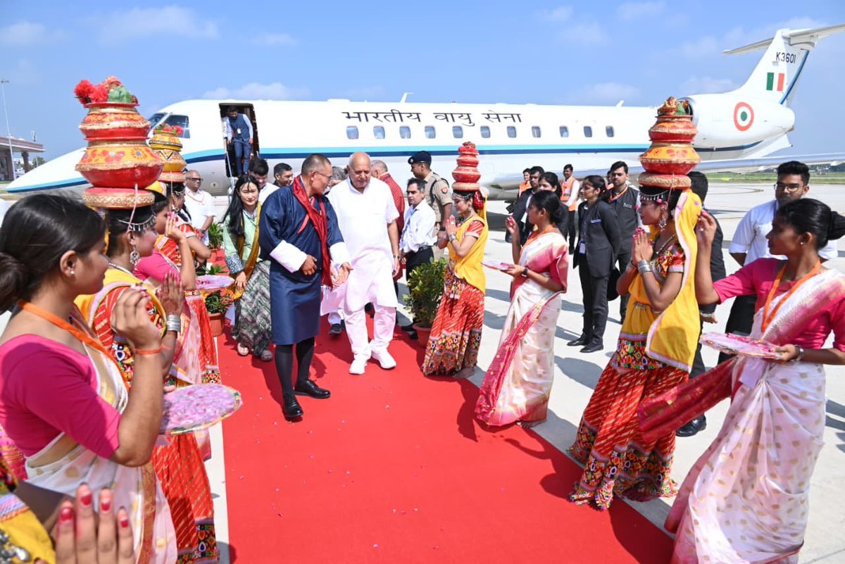JBrajeshkumar's tweet image. Uttar Pradesh: Bhutan PM Tshering Tobgay and his spouse Aum Tashi Doma arrived in Ayodhya this morning. UP Minister Surya Pratap Shahi received them at the airport. 

(Pics: Information Department, Ayodhya)
